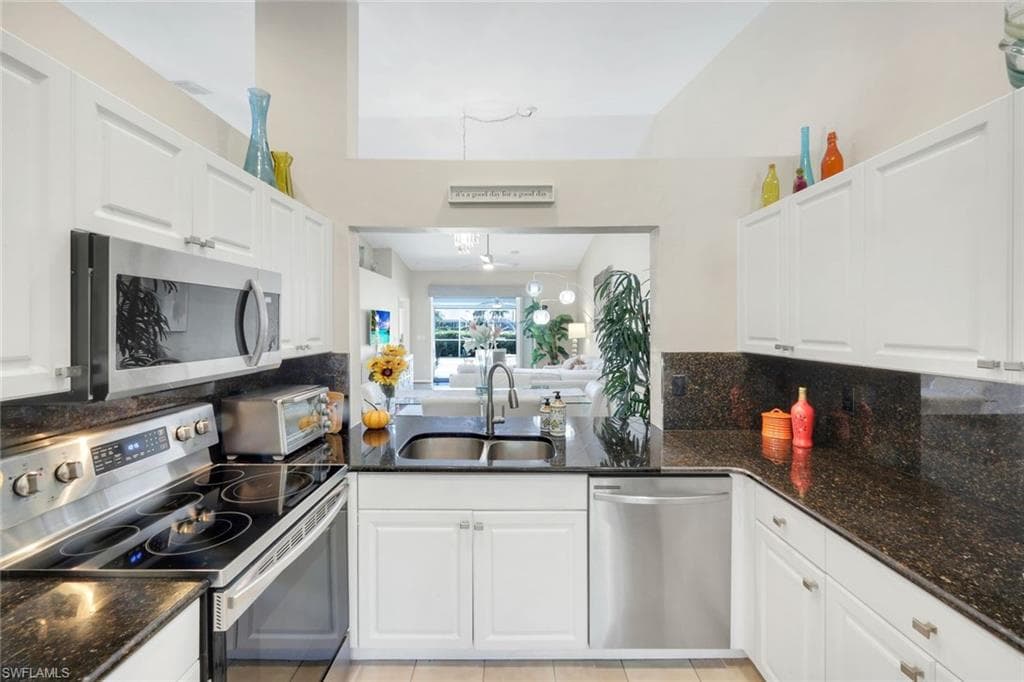 2150 Stacil Cir 13, Naples, FL 34109-15