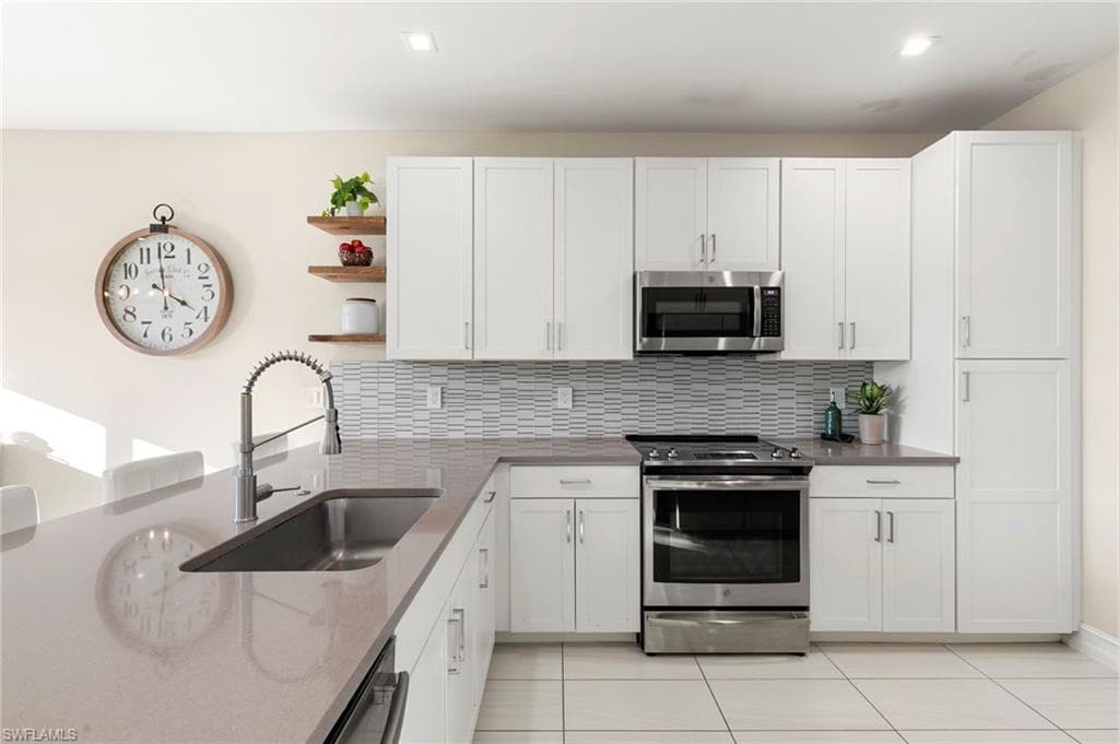 7421 Rockefeller Dr, Naples, FL 34119-8