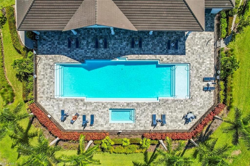 7421 Rockefeller Dr, Naples, FL 34119-33