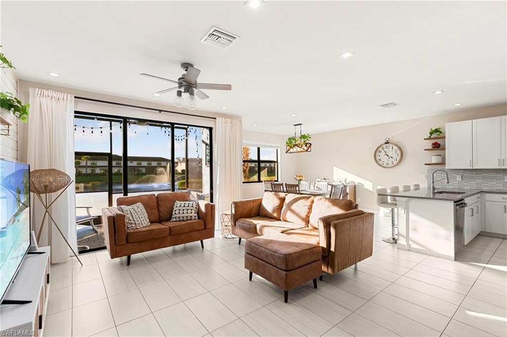 7421 Rockefeller Dr, Naples, FL 34119-3