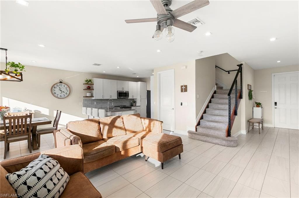 7421 Rockefeller Dr, Naples, FL 34119-4