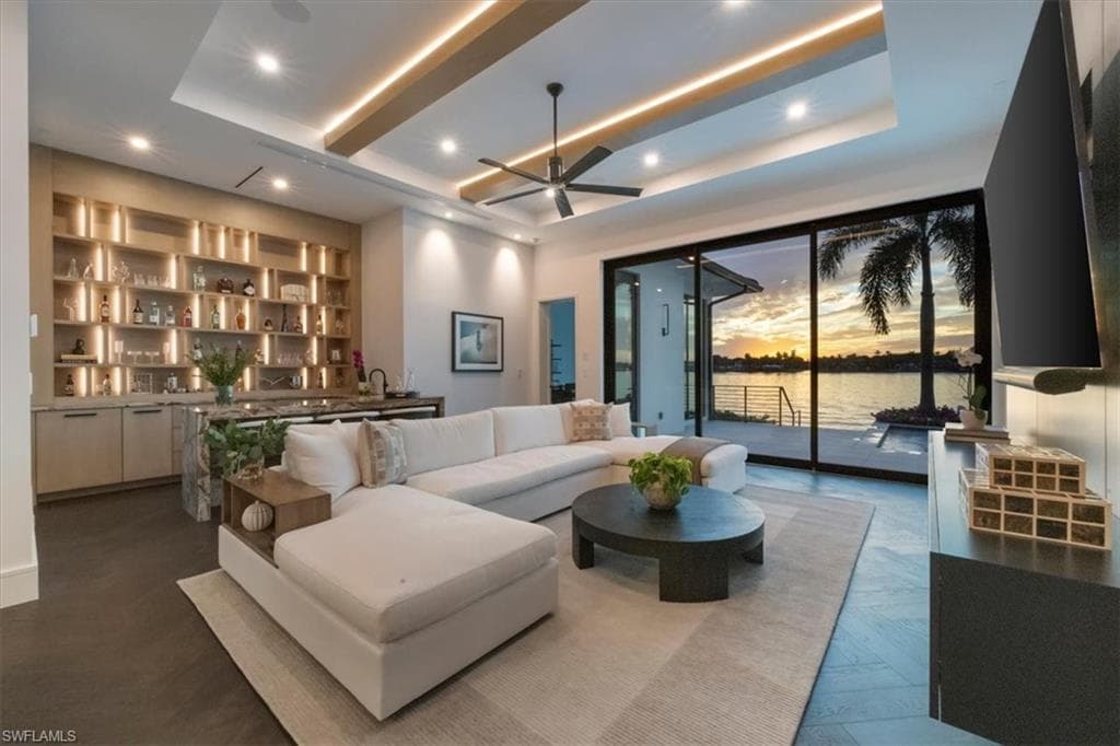 1640 Dolphin Ct, Naples, FL 34102-9