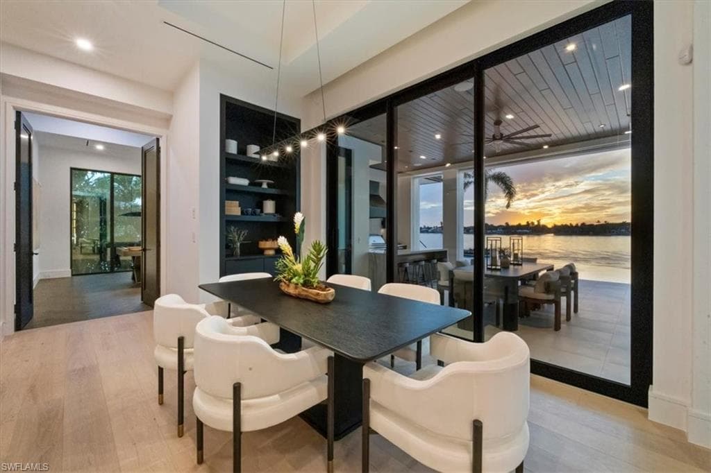 1640 Dolphin Ct, Naples, FL 34102-18