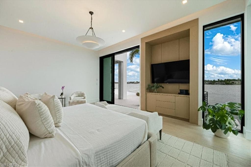 1640 Dolphin Ct, Naples, FL 34102-19