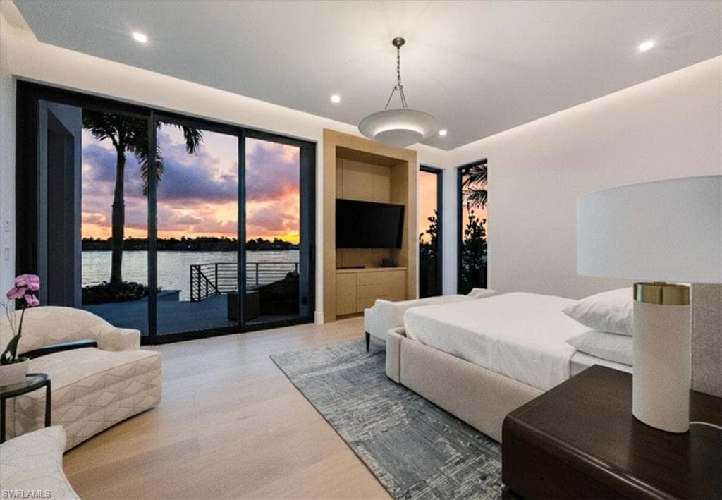 1640 Dolphin Ct, Naples, FL 34102-20