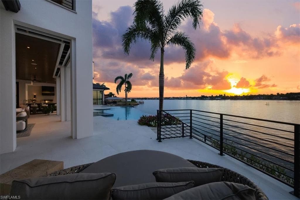 1640 Dolphin Ct, Naples, FL 34102-21