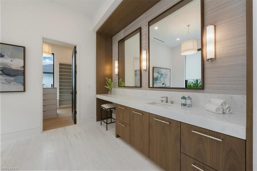 1640 Dolphin Ct, Naples, FL 34102-22