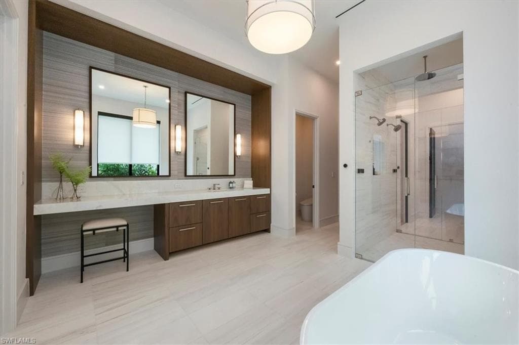 1640 Dolphin Ct, Naples, FL 34102-23