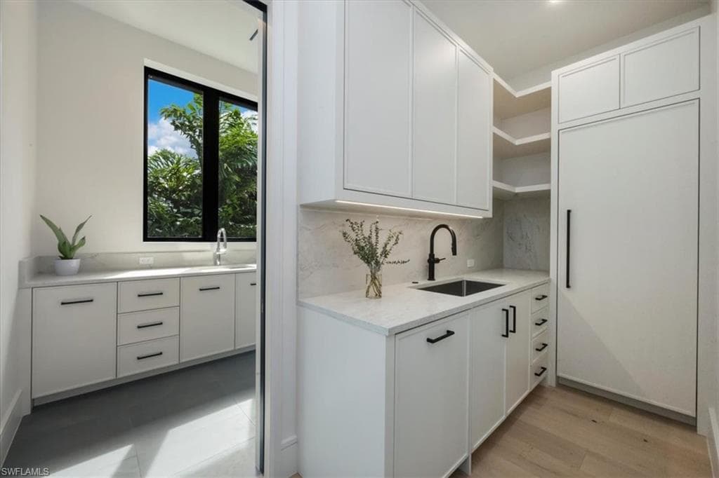 1640 Dolphin Ct, Naples, FL 34102-25