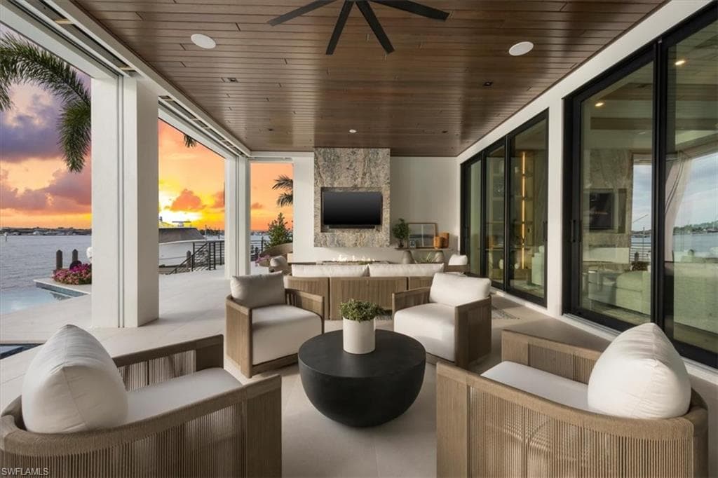 1640 Dolphin Ct, Naples, FL 34102-30