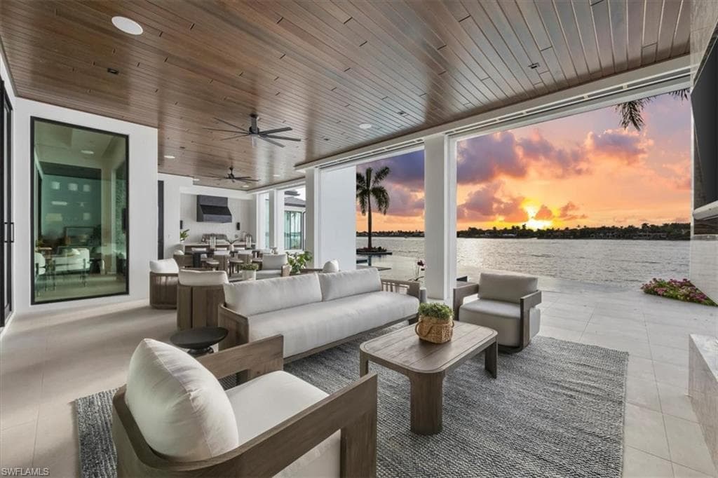 1640 Dolphin Ct, Naples, FL 34102-31