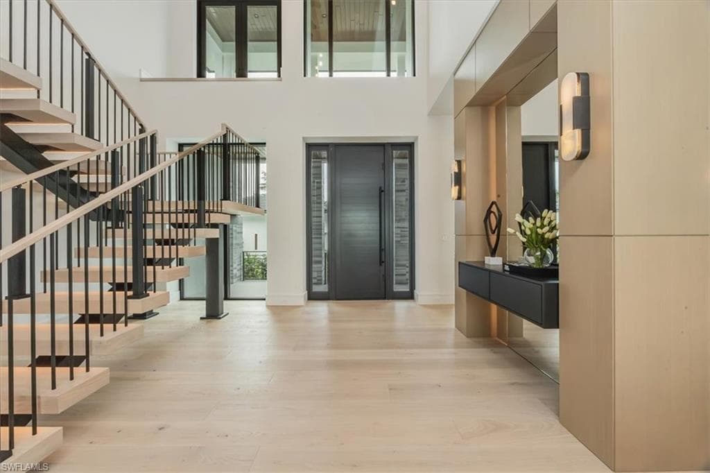 1640 Dolphin Ct, Naples, FL 34102-33