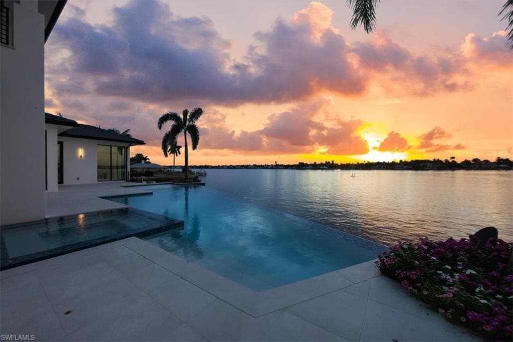 1640 Dolphin Ct, Naples, FL 34102-44