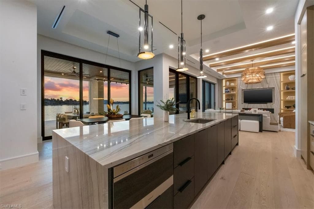 1640 Dolphin Ct, Naples, FL 34102-4