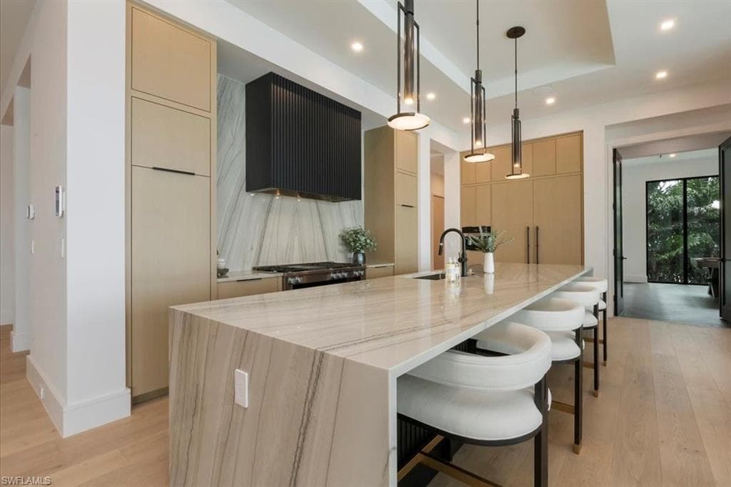 1640 Dolphin Ct, Naples, FL 34102-6