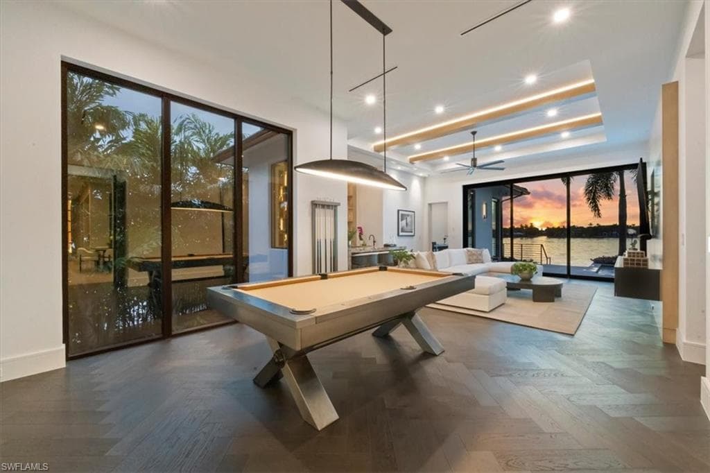 1640 Dolphin Ct, Naples, FL 34102-7