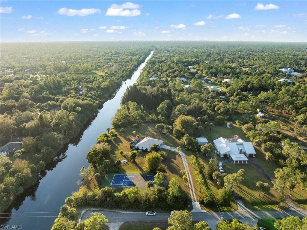 821 15th St SW, Naples, FL 34117-3