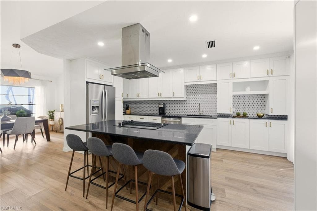 772 Reef Point Cir, Naples, FL 34108-3