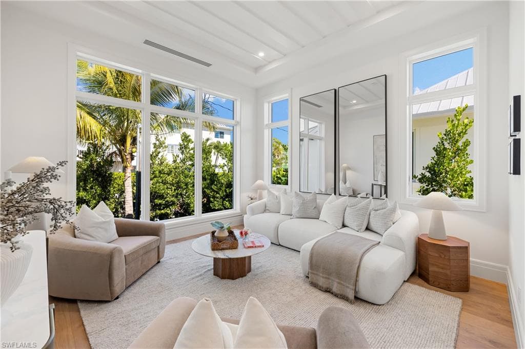 575 13th Ave S, Naples, FL 34102-18