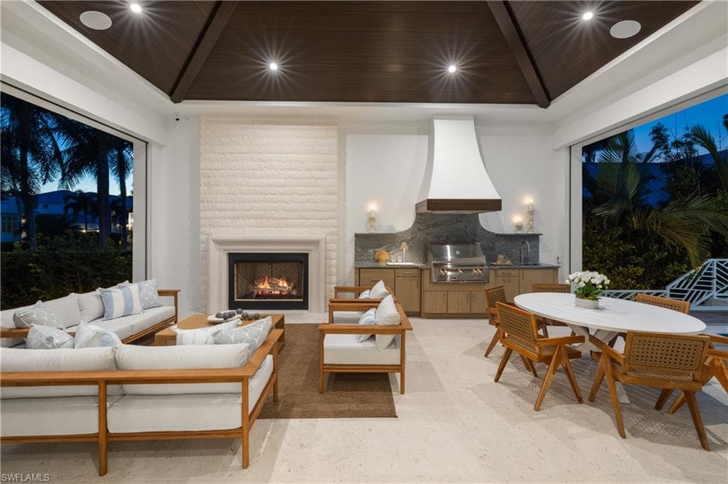 575 13th Ave S, Naples, FL 34102-25