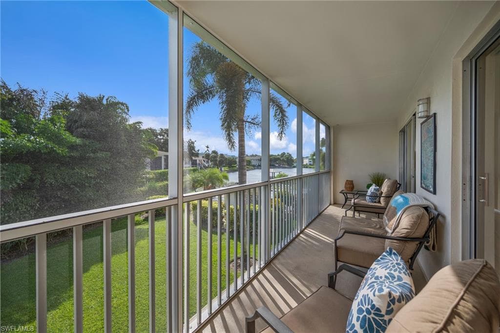 3150 Binnacle Dr 207, Naples, FL 34103-1