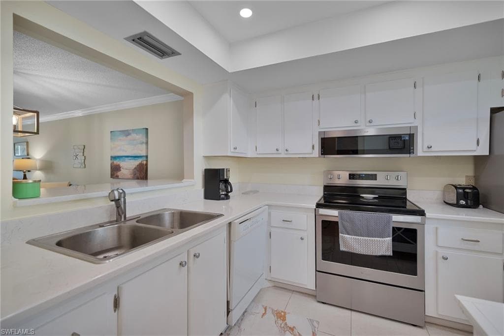 3150 Binnacle Dr 207, Naples, FL 34103-4