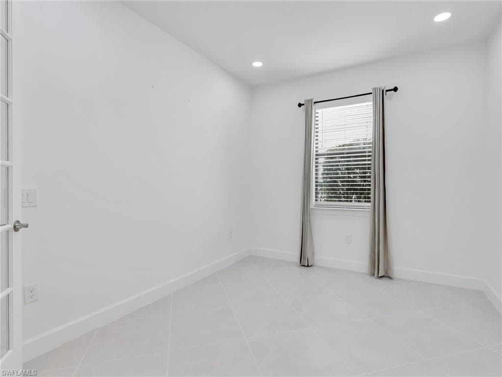 10491 Ventana Ln, Naples, FL 34120-21