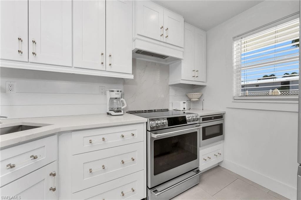 900 8th Ave S 105, Naples, FL 34102-10