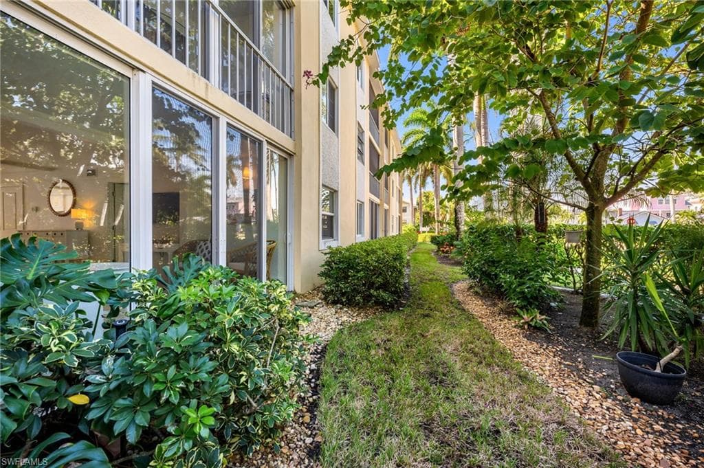 900 8th Ave S 105, Naples, FL 34102-3