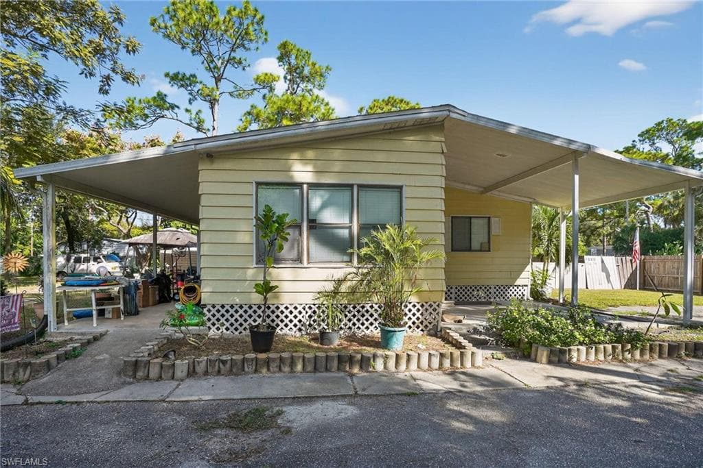 7580 Marx Dr, North Fort Myers, FL 33917-1