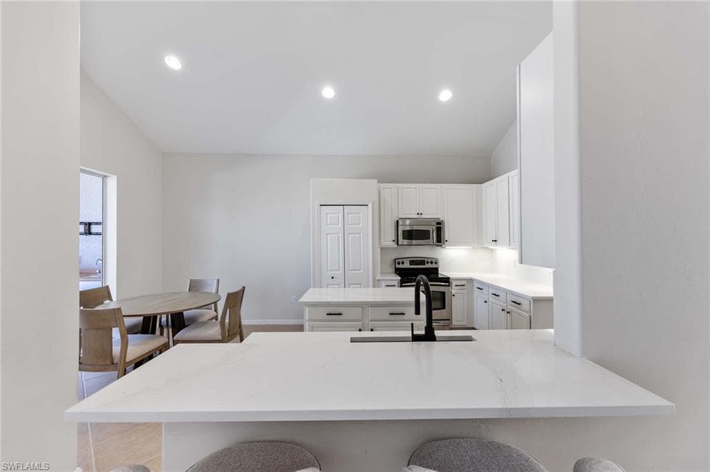 11845 Bramble Ct, Naples, FL 34120-8