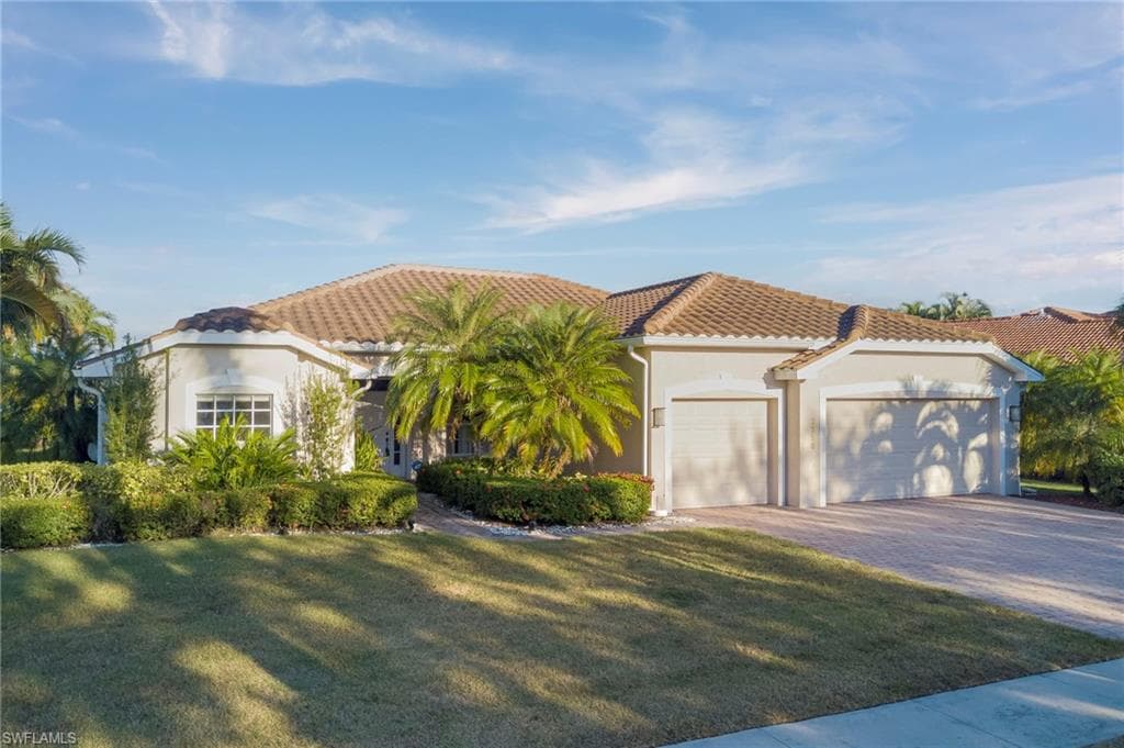 2250 Grove Dr, Naples, FL 34120-33