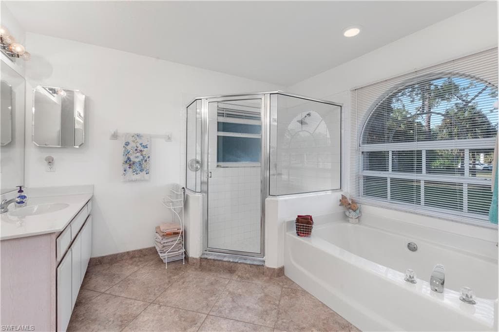 60 25th Ave NW, Naples, FL 34120-24