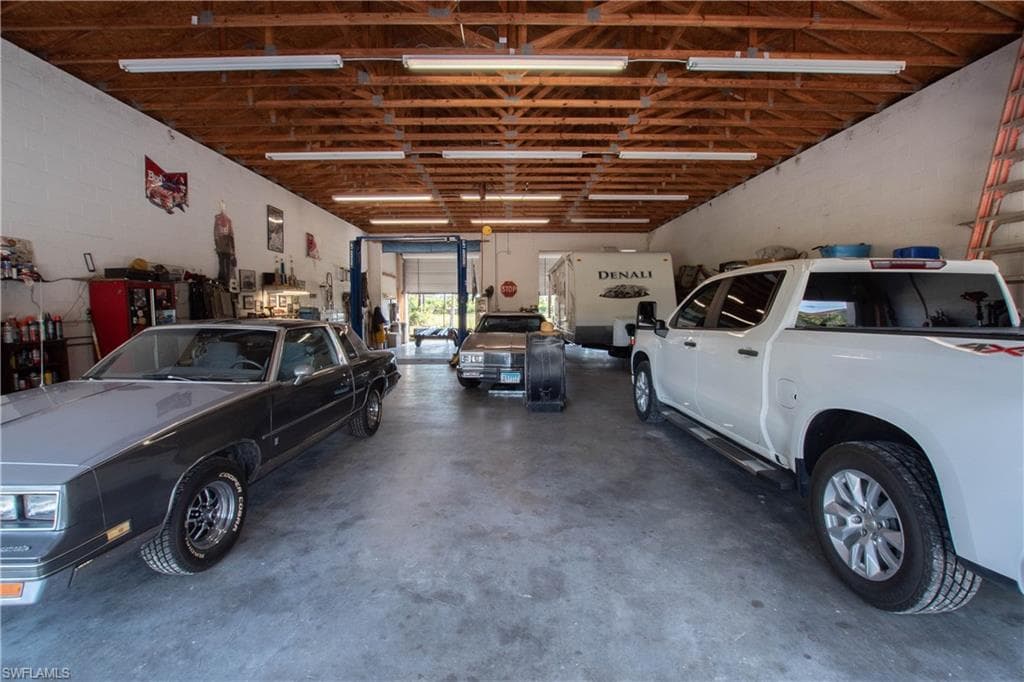 60 25th Ave NW, Naples, FL 34120-33