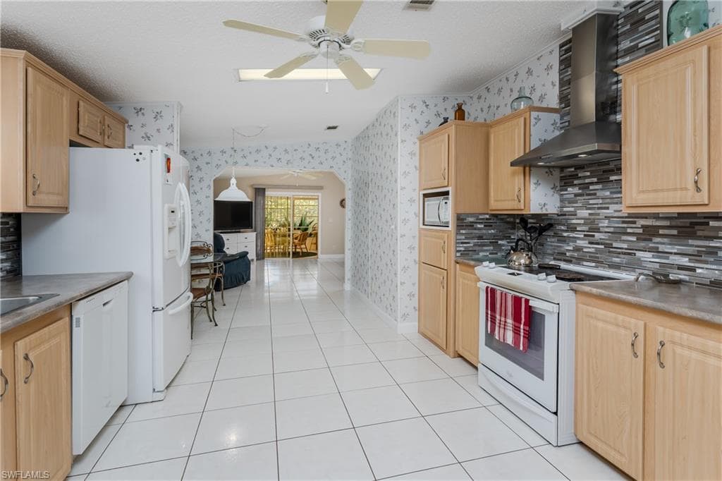 255 Riverwood Rd, Naples, FL 34114-10