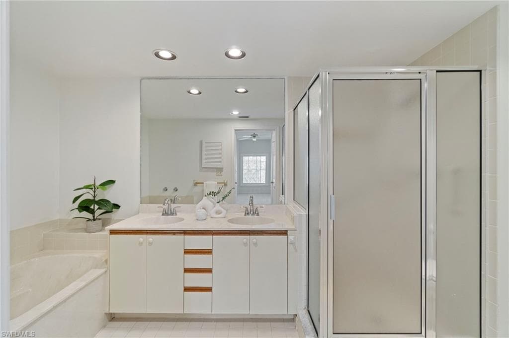 6025 Chardonnay Ln 202, Naples, FL 34119-22