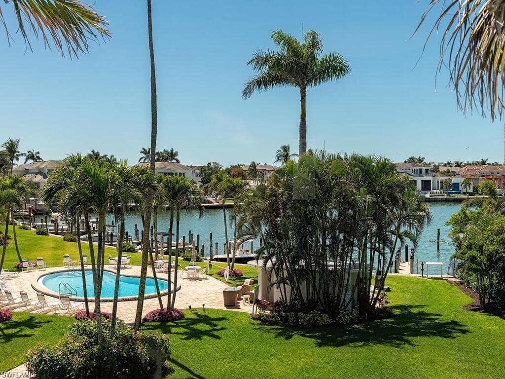 400 Park Shore Dr 304, Naples, FL 34103-1