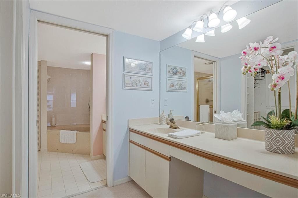 5880 Via Lugano 201, Naples, FL 34108-18