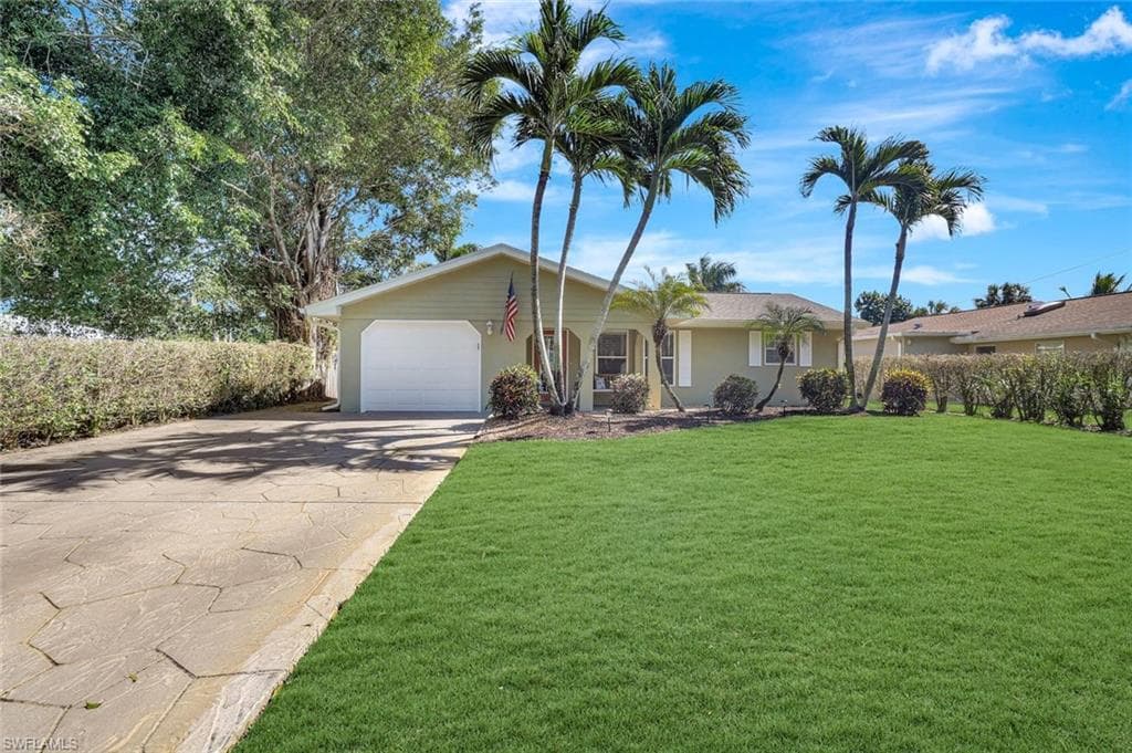 2840 14th St N, Naples, FL 34103-1