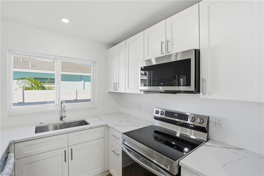 814 101st Ave N, Naples, FL 34108-16