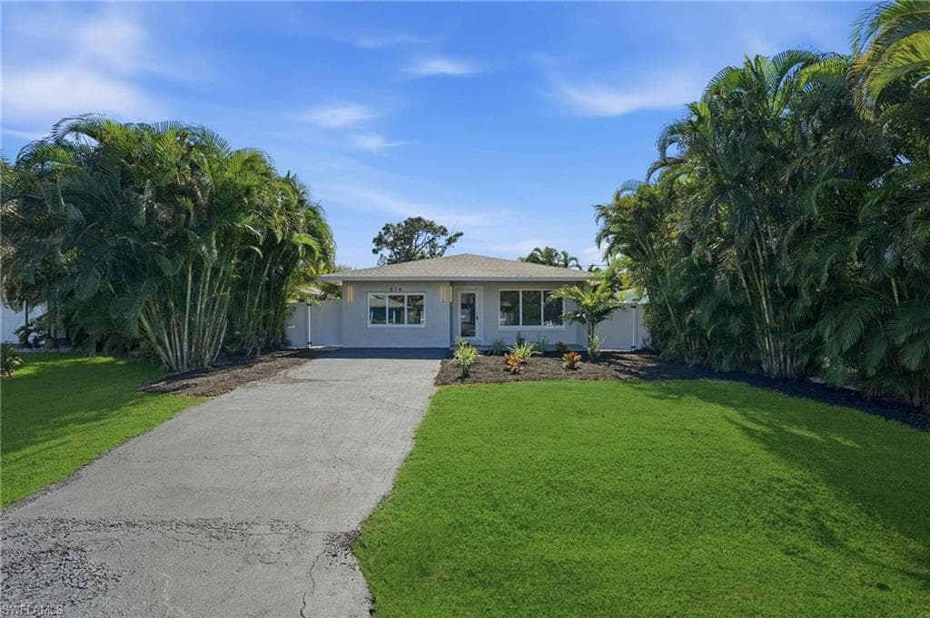 814 101st Ave N, Naples, FL 34108-4