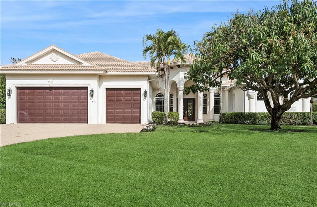 677 5th Ave N, Naples, FL 34102-8