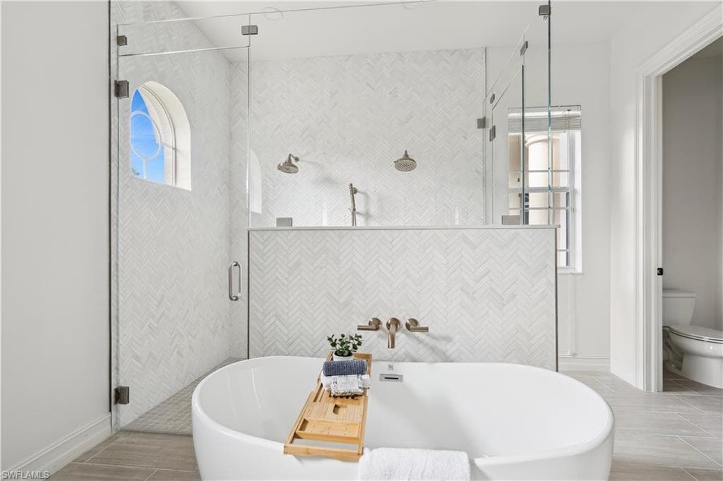 677 5th Ave N, Naples, FL 34102-18