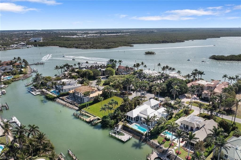 989 Admiralty Parade E, Naples, FL 34102-2