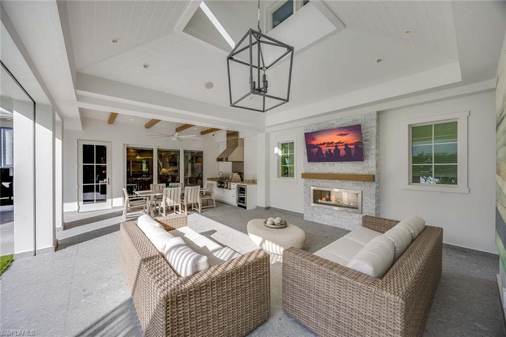 730 9th Ave S, Naples, FL 34102-35