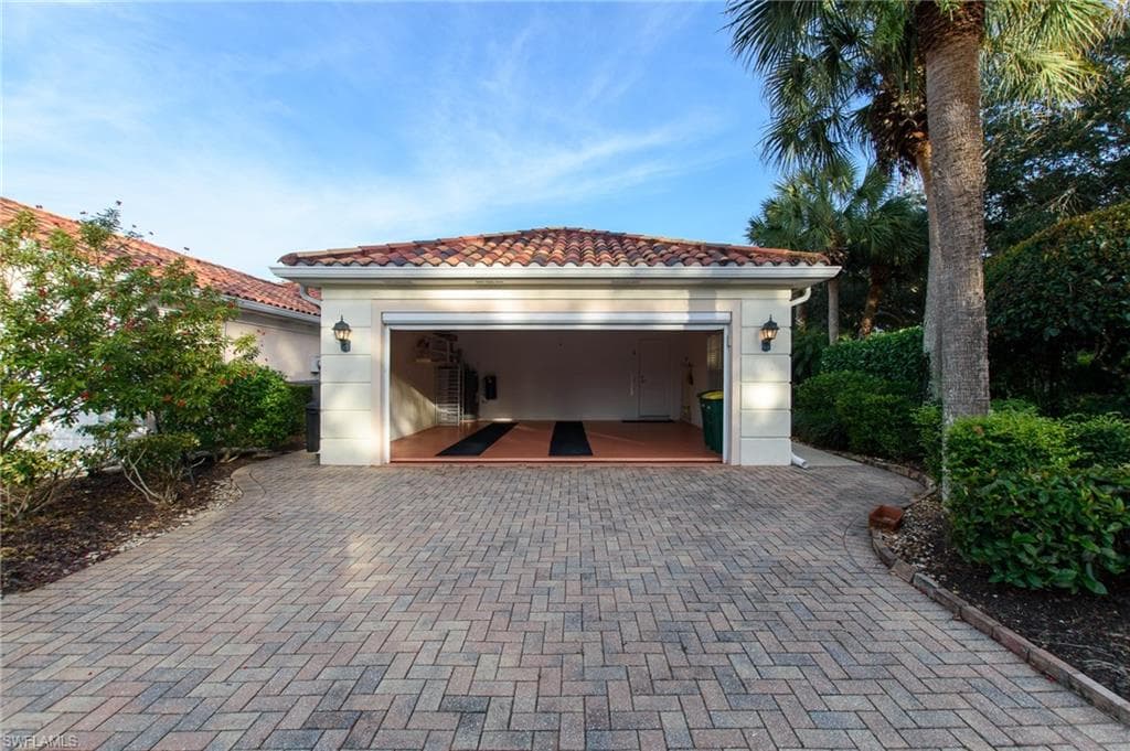 4050 Los Altos Ct, Naples, FL 34109-26