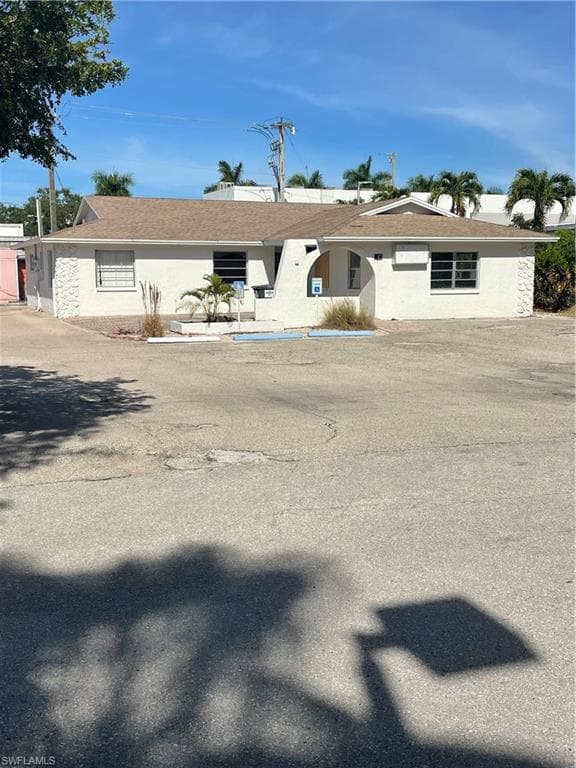 843 Myrtle Ter, Naples, FL 34103-1