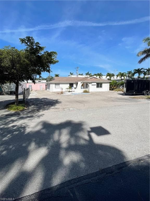 843 Myrtle Ter, Naples, FL 34103-2