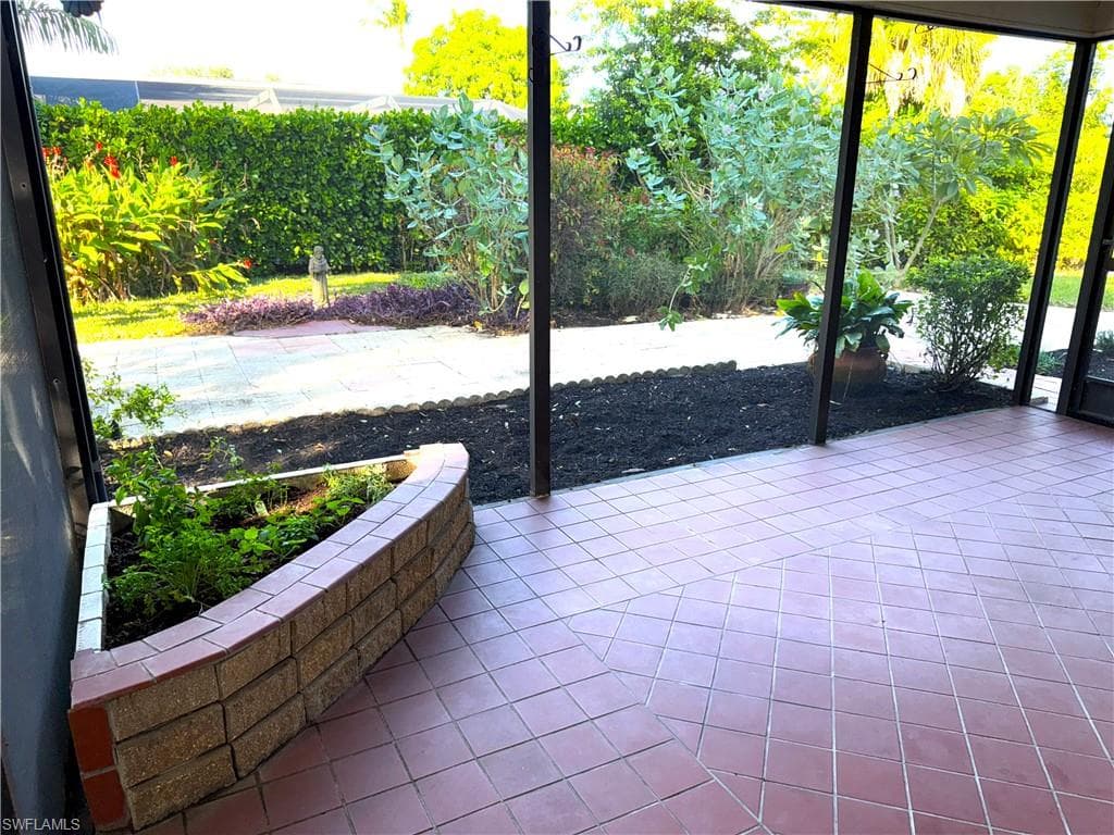 537 Landmark Dr, Naples, FL 34112-23