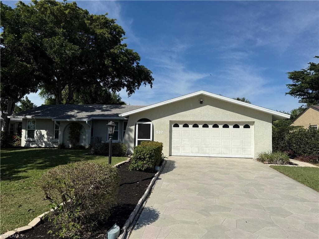 537 Landmark Dr, Naples, FL 34112-2